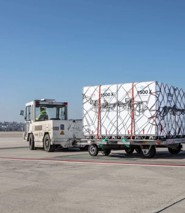 Enhanced Performance and Reliability: SkyCell's 1500X Hybrid Container on the airport tarmac